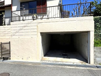 泉南市信達市場　ハッピータウン内　中古戸建の駐車場|カースペース1台分あり。ディスカウントストアコスモスが近く、毎日のお買い物にも便利な立地。