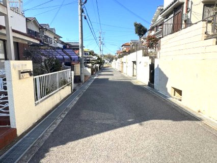 泉南市信達市場　ハッピータウン内　中古戸建の前面道路含む現地写真|初めてのマイホームにもおすすめです。落ち着いた住環境で、ゆとりある暮らしを実現できます