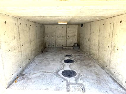 泉南市信達市場　ハッピータウン内　中古戸建の駐車場|BOX車庫ガレージなので雨にも濡れません