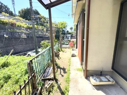 泉南市信達市場　ハッピータウン内　中古戸建の庭|お庭があって日当たり良好。
空家なのでいつでも見れます！一度見に行きませんか？