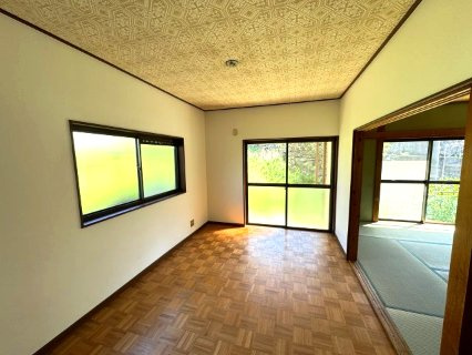 泉南市信達市場　ハッピータウン内　中古戸建の居間・リビング|生活利便性と住環境のバランスが取れた立地です
