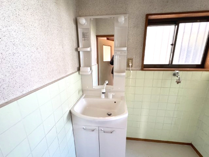 泉南市信達市場　ハッピータウン内　中古戸建の洗面所|使いやすい独立洗面台です。洗面化粧台入れ替え済