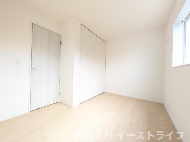 【新築戸建】　いわき市小名浜大原1期　全6棟　長期優良住宅の洋室|4号棟写真　家具などのインテリアともマッチしておしゃれ感が出しやすく、身の回りの整理がしやすいのも魅力な洋室です。