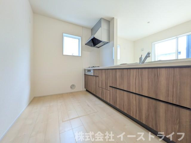 【新築戸建】　いわき市小名浜大原1期　全6棟　長期優良住宅のキッチン|4号棟写真　対面キッチンを選ぶ方の多くが、家族とのコミュニケーションを重視して選ばれます。特に小さなお子さんを持つご家庭では、調理中もお子さんの様子をみられるということは大きな安心に繋がります！