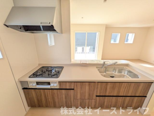 【新築戸建】　いわき市小名浜大原1期　全6棟　長期優良住宅のキッチン|4号棟写真　使い勝手の良いシステムキッチンで、対面式なのでご家族との団欒にもぴったりですね(^^)/また、収納力もあるのでスッキリが実現します◎