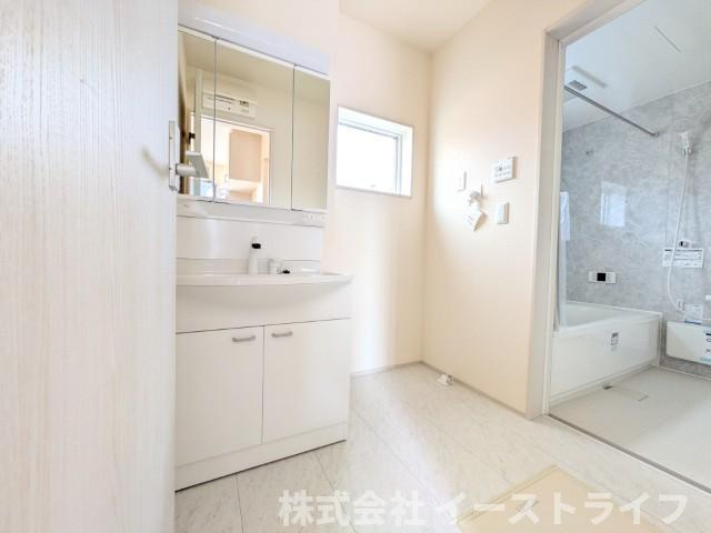 【新築戸建】　いわき市小名浜大原1期　全6棟　長期優良住宅の独立洗面台|4号棟写真　収納スペースが豊富で、鏡の周りには棚もあるため、洗顔用品や歯ブラシ、うがい用のコップ、整髪料、スキンケア用品、化粧品などを置いて整理することができます。