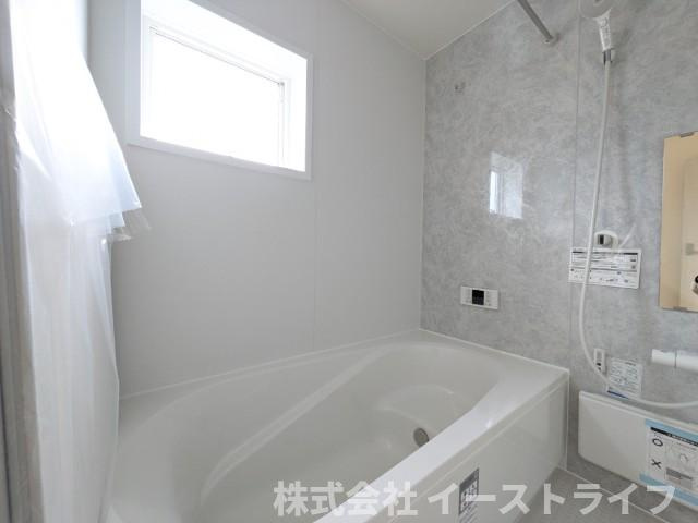 【新築戸建】　いわき市小名浜大原1期　全6棟　長期優良住宅の浴室|4号棟写真　１坪サイズのバスルーム。浴室換気乾燥機を標準装備。乾きやすい床やお手入れのしやすい排水口など、いつも清潔にご使用いただけます。