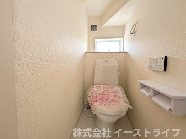 【新築戸建】　いわき市小名浜大原1期　全6棟　長期優良住宅のトイレ|4号棟写真　白を基調とした、シンプルながらも落ち着くデザインです。洗浄機付き温水便座で機能性もばっちりです！1階と2階に完備されているので、朝の忙しい時間帯に困ることはありません。