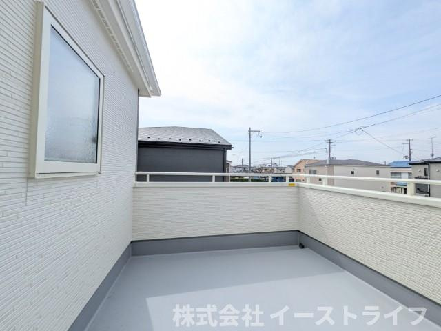 【新築戸建】　いわき市小名浜大原1期　全6棟　長期優良住宅のバルコニー|4号棟写真　広々としたバルコニーはお洗濯もらくちんです！南側なので日当たりも良く、良く乾きます。