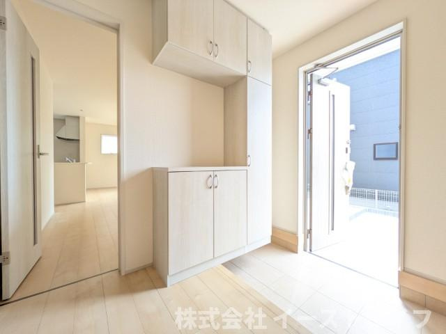 【新築戸建】　いわき市小名浜大原1期　全6棟　長期優良住宅の玄関|4号棟写真　玄関収納がついているので、靴の整理に困ることがありません。