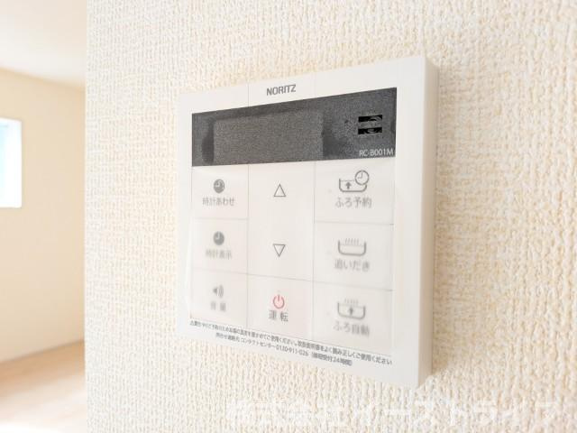 【新築戸建】　いわき市小名浜大原1期　全6棟　長期優良住宅の発電・温水設備|4号棟写真　リビング内給湯器リモコンです。