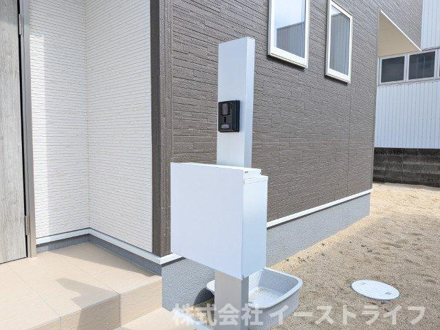 【新築戸建】　いわき市小名浜大原1期　全6棟　長期優良住宅のセキュリティ|4号棟写真　TVモニター付インターフォンの最大のメリットは、室内モニターから訪問者が誰なのか見ることができる点です。来訪者と直接顔を合わせることなくモニター越しに対応ができるのでとても便利です。