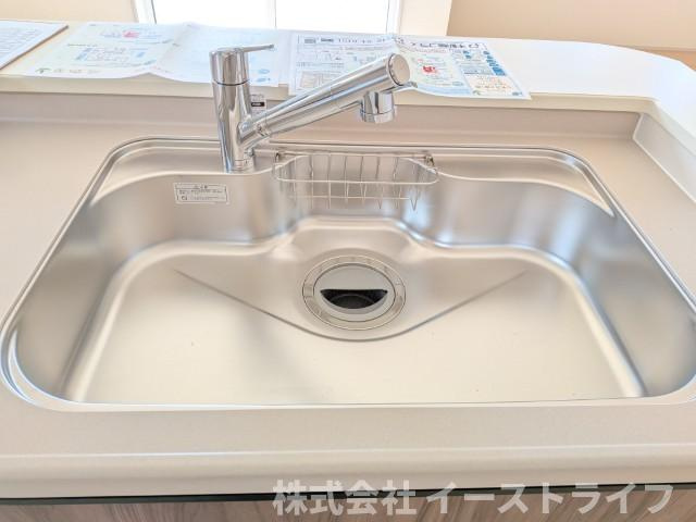 【新築戸建】　いわき市小名浜大原1期　全6棟　長期優良住宅のキッチン|4号棟写真　浄水器一体型水栓です。蛇口をひねればいつでもおいしい水が飲めるのが嬉しいです(^^)/水はねの音や食器が当たる音を大幅に軽減する静音仕様のジャンボシンクです。
