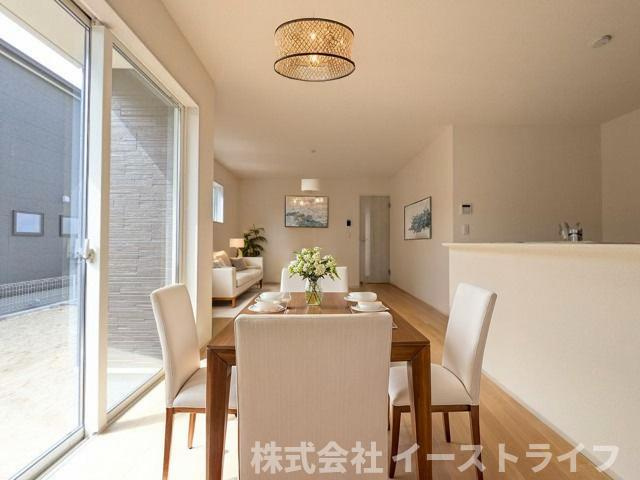 【新築戸建】　いわき市小名浜大原1期　全6棟　長期優良住宅の居間・リビング|4号棟写真　リビング家具配置イメージ本画像はCGで作成しており、実際に現地に 家具は置かれておりません。また、価格に 家具は含まれておりません。