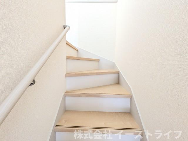 【新築戸建】　いわき市小名浜大原1期　全6棟　長期優良住宅の内装|4号棟写真　階段には手すりが付いているので上り下りも安心です。