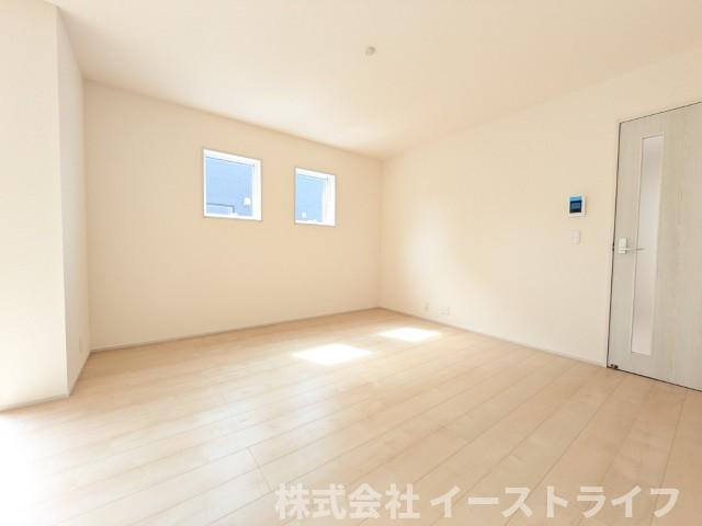 【新築戸建】　いわき市小名浜大原1期　全6棟　長期優良住宅の居間・リビング|4号棟写真　リビングは16.5帖の広さでご家族が自然と集まる空間です。