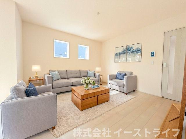 【新築戸建】　いわき市小名浜大原1期　全6棟　長期優良住宅の居間・リビング|4号棟写真　リビングに家具を配置したイメージ画像です。