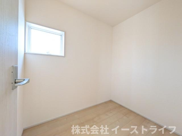 【新築戸建】　いわき市小名浜大原1期　全6棟　長期優良住宅の収納|4号棟写真　ストレージルームは収納はもちろん、ワークスペースなどにも最適です。窓があるので明るく、換気も出来るため多様な使い方ができます。