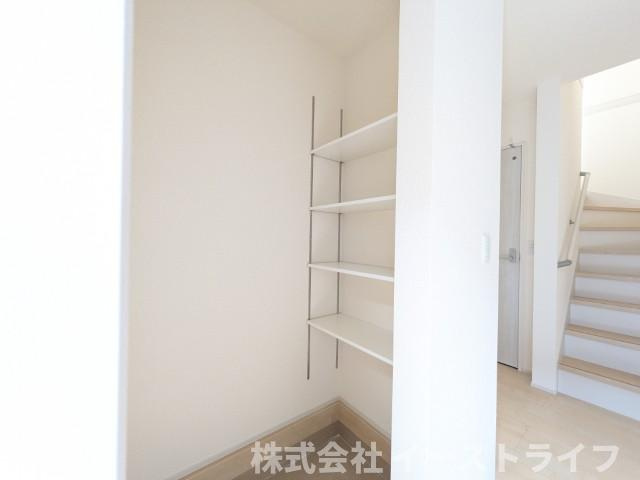 【新築戸建】　いわき市小名浜大原1期　全6棟　長期優良住宅の収納|4号棟写真　玄関にはシューズクロークが設置されていて、お子様のお砂場遊びセット、万一のために防災用品などを置いておけば慌てずにすみます。