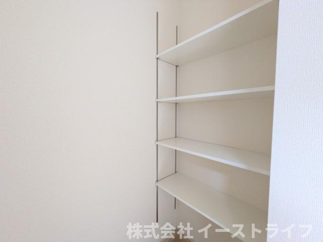 【新築戸建】　いわき市小名浜大原1期　全6棟　長期優良住宅の収納|4号棟写真　玄関にはシューズクロークが設置されていて、お子様のお砂場遊びセット、万一のために防災用品などを置いておけば慌てずにすみます。