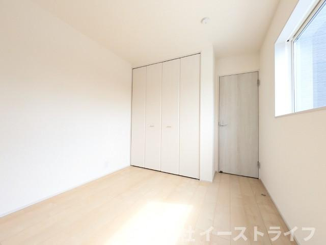 【新築戸建】　いわき市小名浜大原1期　全6棟　長期優良住宅の子供部屋|4号棟写真　フローリングのお部屋は耐久性があり傷がつきにくいので、一般的な使用ではメンテナンスはあまり必要ありません。また、汚れたらさっと拭き取るだけで、キレイな状態を保つことができます。