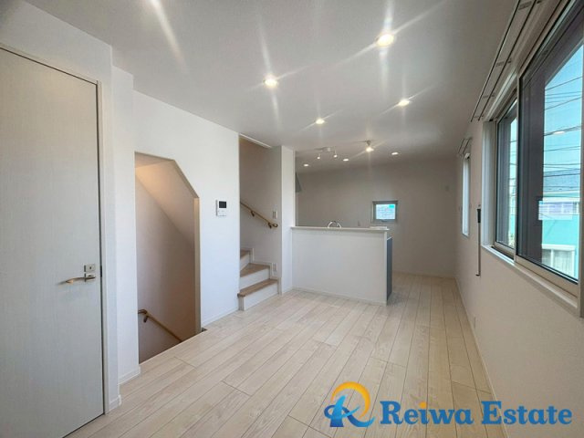 中古戸建　茅ヶ崎市中海岸3丁目の居間・リビング|令和5年8月築の築浅物件！サザンビーチまで徒歩約3分と湘南ライフを満喫できます♪