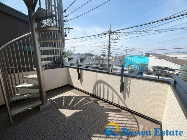 中古戸建　茅ヶ崎市中海岸3丁目のバルコニー|ゆとりのあるバルコニーは開放感があります。