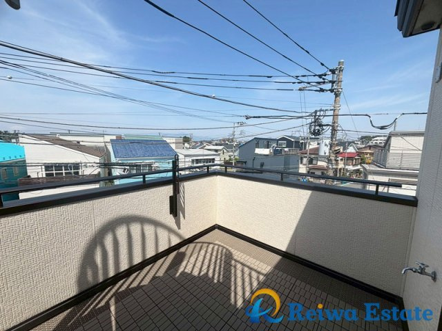 中古戸建　茅ヶ崎市中海岸3丁目のバルコニー|お洗濯ものがたくさん干せるワイドバルコニー。