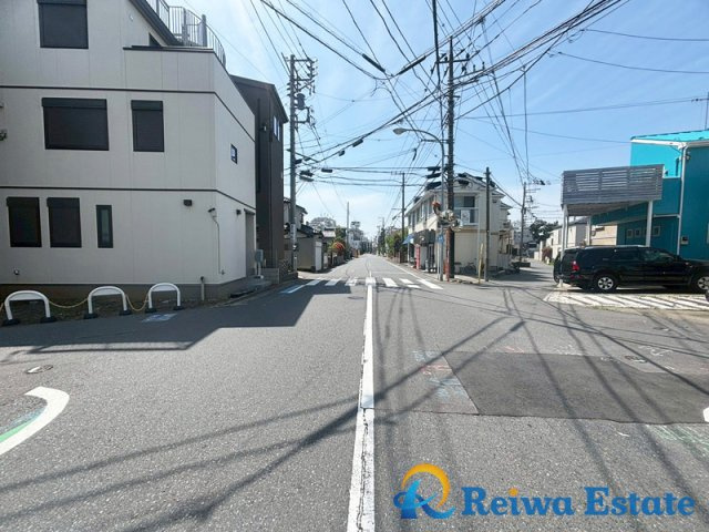 中古戸建　茅ヶ崎市中海岸3丁目の前面道路含む現地写真|前面道路は約8.1ｍ以上のゆとりがあり、アプローチ良好◎