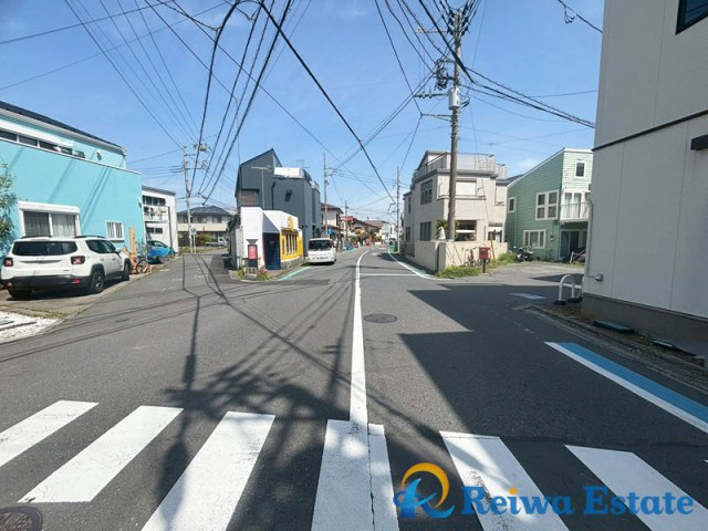 中古戸建　茅ヶ崎市中海岸3丁目の前面道路含む現地写真|前面道路は約8.1ｍ以上のゆとりがあり、アプローチ良好◎