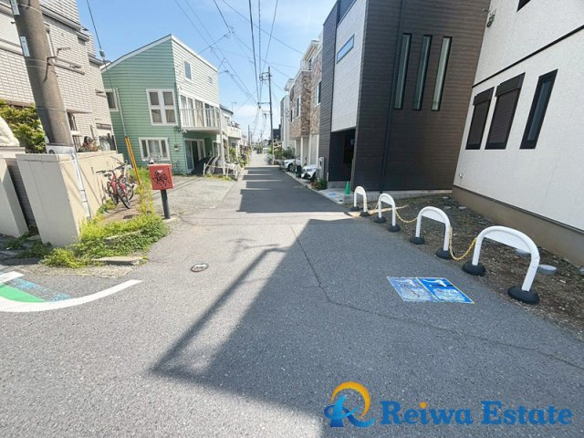 中古戸建　茅ヶ崎市中海岸3丁目の前面道路含む現地写真|生活のしやすいアプローチ、住宅地に佇む邸宅です♪