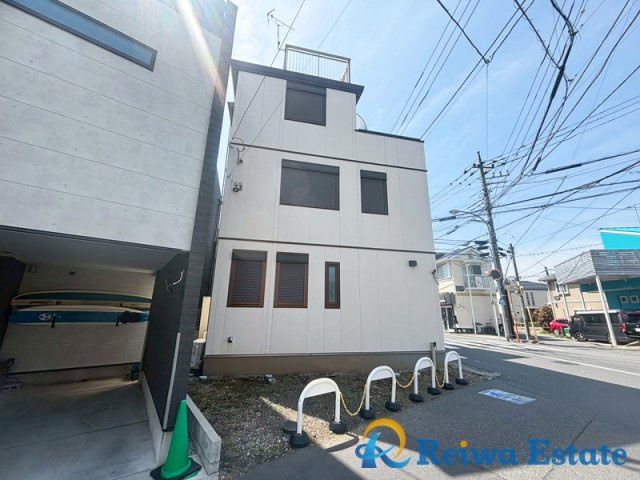 中古戸建　茅ヶ崎市中海岸3丁目の外観|コンビニやドラックストアが徒歩圏内に点在しておりちょっとしたお買い物に便利です！