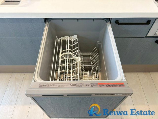 中古戸建　茅ヶ崎市中海岸3丁目の設備|食器がまとめて洗える食洗機。家事の時短で家族団らんの時間が増えますね♪