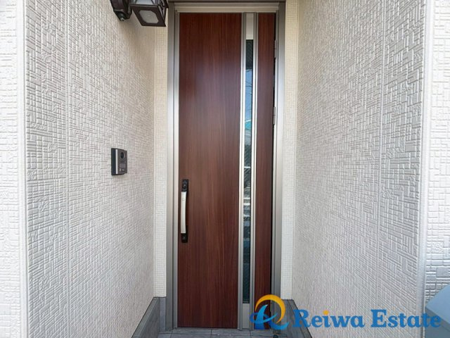 中古戸建　茅ヶ崎市中海岸3丁目の玄関|JR東海道本線『茅ヶ崎』駅行きバス停徒歩2分と雨の日も安心◎