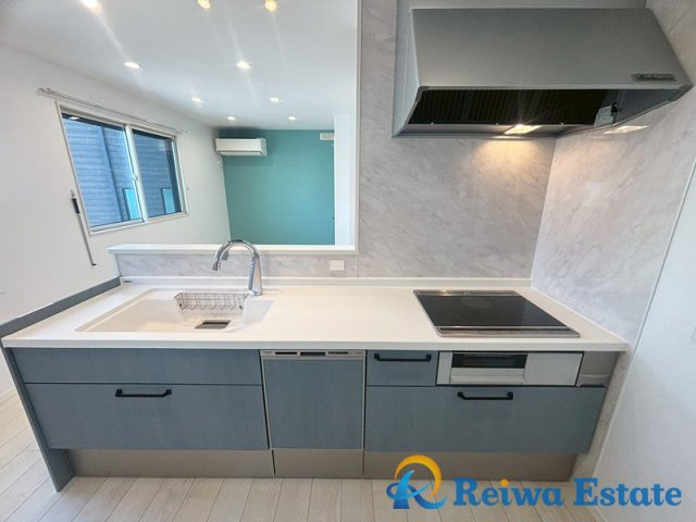 中古戸建　茅ヶ崎市中海岸3丁目のキッチン|人気の対面式カウンターキッチン。リビングとの動線良好で家事も捗ります◎