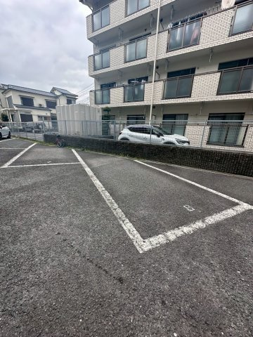 ファミールシーダの駐車場