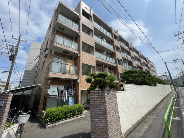 【外観】 | 江古田第3ローヤルコーポ | 手入れの行き届いた外壁やエントランスなど、「見ればわかる」レベルで清潔感を保ったマンションです。築年数を感じさせない姿で皆様をお出迎えします。～即日のご見学可能～　お問合せはお気軽にどうぞ。
