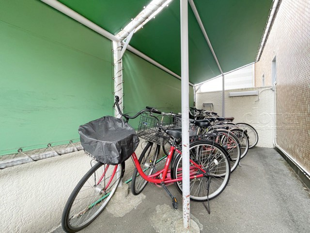 【駐輪場】 | 江古田第3ローヤルコーポ | 自転車置き場。マンションの共用部にあたります。空きの有無や駐輪料金、各戸の台数制限などについては、改めてお問い合わせください。～即日のご見学可能～　お問合せはお気軽にどうぞ。
