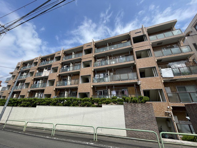 【外観】 | 江古田第3ローヤルコーポ | 青空によく映える建物です。手入れの行き届いた外壁やマンション正面エントランスなど、綺麗な姿をぜひ一度、現地にてご覧ください。～即日のご見学可能～　お問合せはお気軽にどうぞ。
