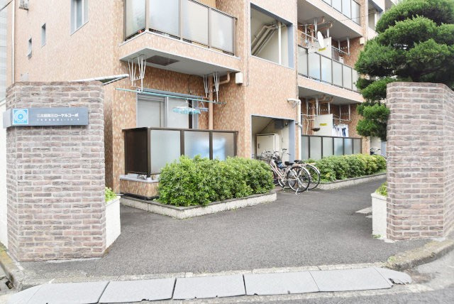 【エントランス】 | 江古田第3ローヤルコーポ | マンションの正面エントランス。出入りする人間を癒してくれるマンション入り口であり、その建物の「顔」でもあります。～即日のご見学可能～　お問合せはお気軽にどうぞ。
