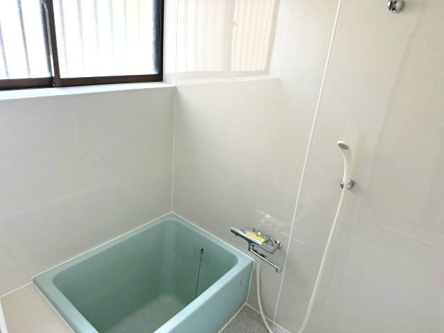 【浴室】 | 浴室に窓があるので明るく、換気もしやすいです♪