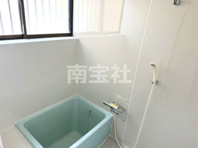 【浴室】 | 浴室に窓があるので明るく、換気もしやすいです♪