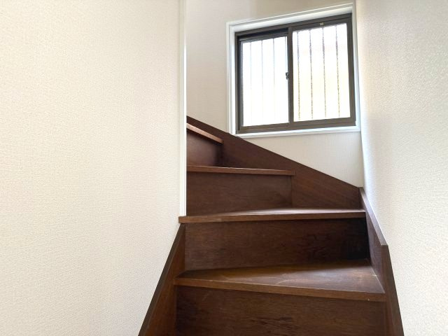 【その他】 | 階段にも窓があり足元も明るく感じます！