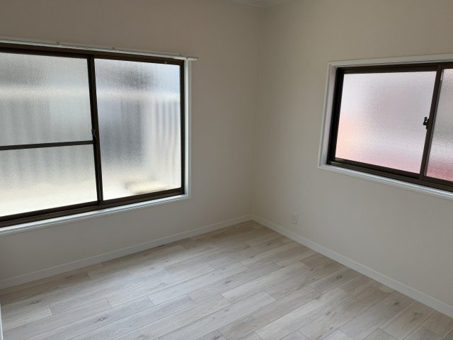 【洋室】 | 2階の階段あがってすぐのお部屋です