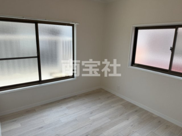 【洋室】 | 2階の階段あがってすぐのお部屋です