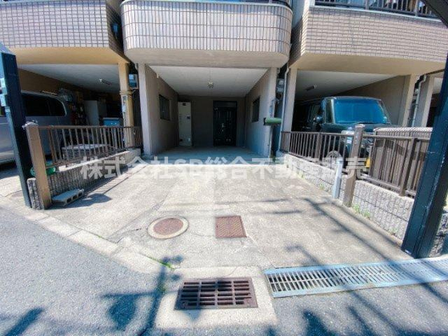 松原2丁目中古戸建の駐車場|お車をお持ちの方には嬉しい駐車場はビルトインガレージ（車種による）です！もちろん自転車・バイクも置けます。