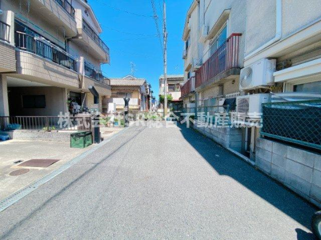 松原2丁目中古戸建の前面道路含む現地写真|弊社は中古戸建のご紹介、その後のリフォームのご提案、
賃貸物件のご紹介、すべてご対応可能です。
お客様にあったプランをご提案致します。
まずはお問合せ下さいませ。