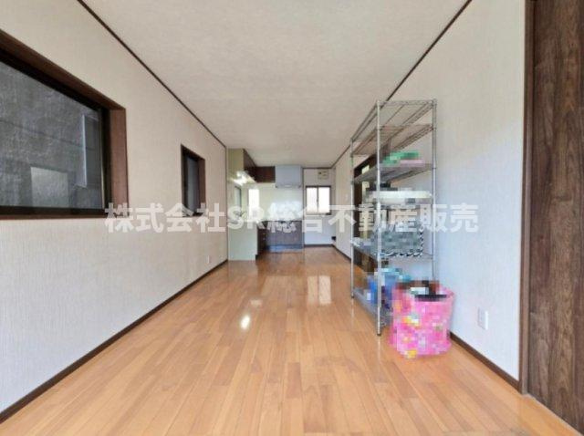 松原2丁目中古戸建の居間・リビング|13.5帖のリビング。ご家族でゆったりとお過ごしいただけます！