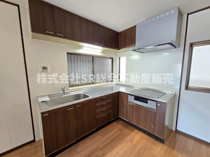 松原2丁目中古戸建のキッチン|L字型のシステムキッチン♪上下に収納もあり使いやすいです！