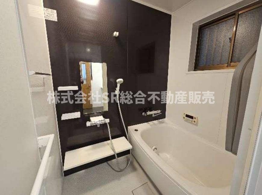 松原2丁目中古戸建の浴室|足を伸ばしてゆったりと浸かれます！窓もあり湿気がこもりません。